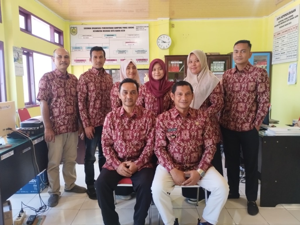 Photo Bersama Keuchik Gampong Punge Jurong Budi Al Hadi, Sekretaris Gampong Fauzi dan Kaur, Kasi